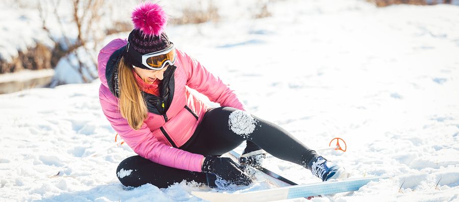 Woman-falling-while-skiing-e1549295210445.jpg