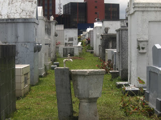 cemetery-1571652_1920.jpg