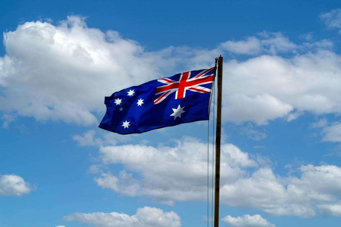 australian flag under the blue sky